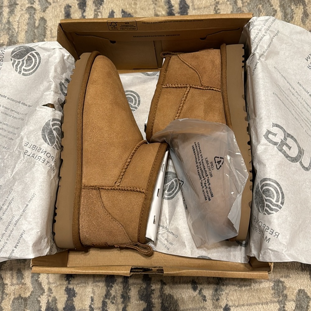 NEW IN BOX Chestnut Ultra Mini Uggs